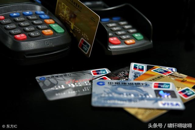 現(xiàn)在個(gè)人POS機(jī)辦理很簡(jiǎn)單，只要提供身份證，信用卡就能馬上辦理，然后自行下載APP軟件，注冊(cè)實(shí)名認(rèn)證后就能刷卡收款，非常方便。